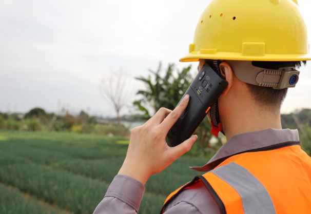 Por qué una mano resistente para servicio de campo es crítica para servicios públicos y telecomunicaciones