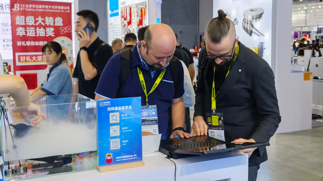 The audience was very interested in Onerugged's PC industrial del AI and was discussing them enthusiastically. The audience was very interested in Onerugged's PC industrial del AI and was discussing them enthusiastically.