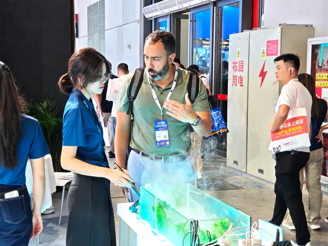 Onerugged exhibition area drew extensive attention, engaging numerous visitors with its innovative industrial solutions.