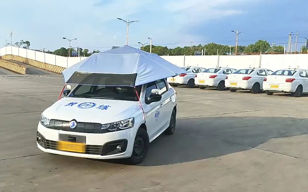 El complex environment inside a vehicle Y its high reliability requirements make it difficult for existing consumer tablets to meet the needs.