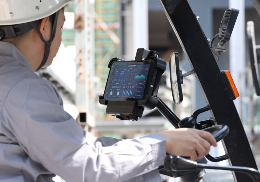 Onerugged provides the PC industrial montada en vehículo V10J, installed directly in forklift cabins Onerugged provides the PC industrial montada en vehículo V10J, installed directly in forklift cabins