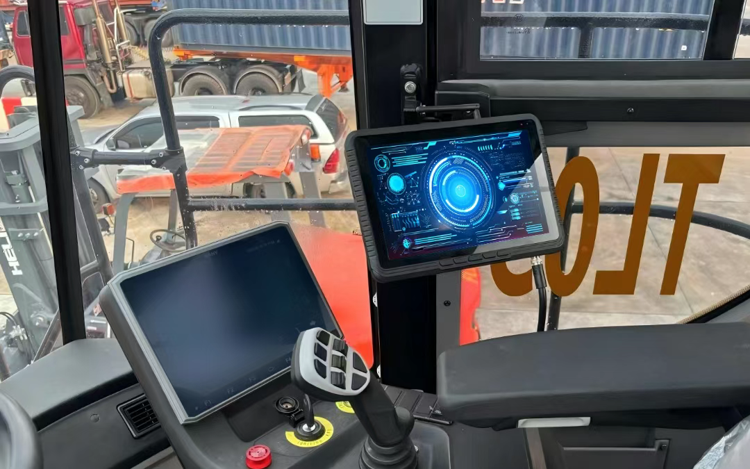 Con brillo hasta 1000 nits, the V10J ensures clear visibility under strong sunlight and maintains stable system performance inside hot crane cabins Con brillo hasta 1000 nits, the V10J ensures clear visibility under strong sunlight and maintains stable system performance inside hot crane cabins