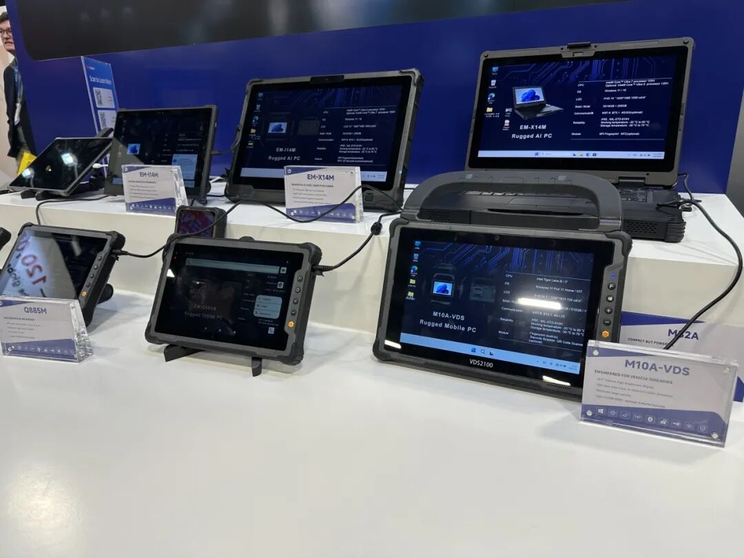 Close-up view of the Onerugged M82A, highlighted as a top contender for the La mejor tableta rugosa de las ventanas at the exhibition.