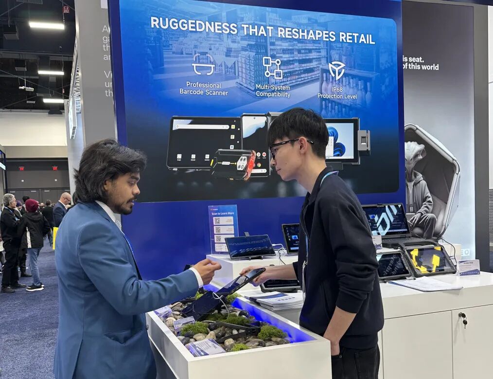 Close-up view of the Onerugged M82A, highlighted as a top contender for the La mejor tableta rugosa de las ventanas at the exhibition.