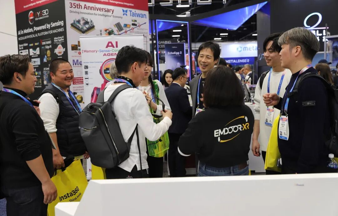 A wide array of Emdoor's industrial android panel pc and rugged ultrabook solutions generating lively discussions among booth visitors.