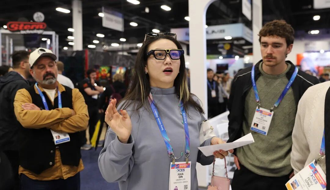 Attendees experiencing EmdoorVR's new AI glasses, complementing the full matrix of Noticias rugosas de la tableta and innovations at the show