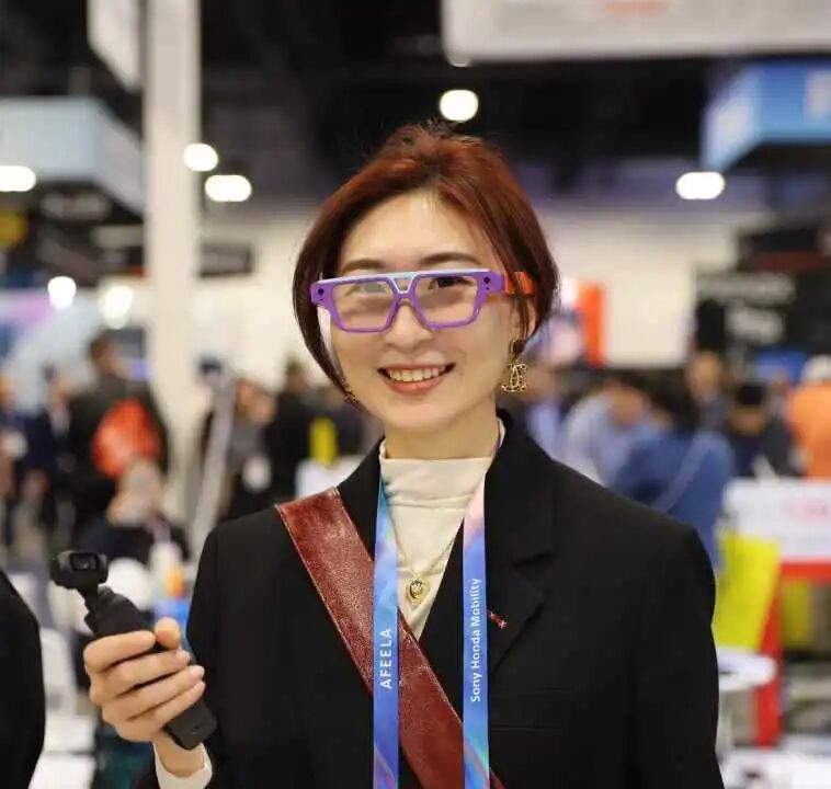 Attendees experiencing EmdoorVR's new AI glasses, complementing the full matrix of Noticias rugosas de la tableta and innovations at the show