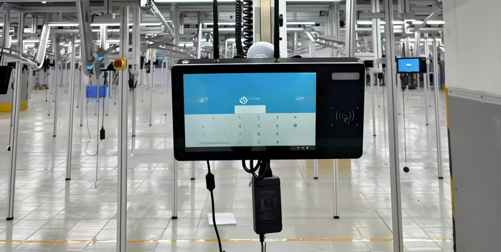 PC androide industrial del panel Capaz de manejar inicios de sesión de NFC rápidos, análisis de datos complejos y los rigores físicos de una línea de ensamblaje vibrante.