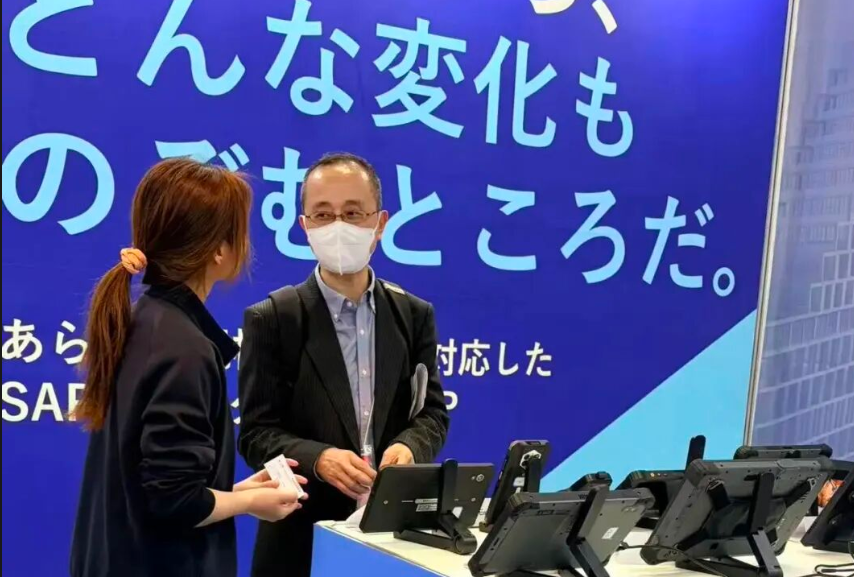 A logistics fleet manager exploring the V82T vehículo montado terminal at the Emdoor rugged hardware showcase in Tokyo. A logistics fleet manager exploring the V82T vehículo montado terminal at the Emdoor rugged hardware showcase in Tokyo.