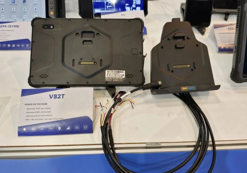 Emdoor hardware engineers demonstrating a tablet with built in barcode scanner for warehouse management to attendees at Japan IT Week. Emdoor hardware engineers demonstrating a tablet with built in barcode scanner for warehouse management to attendees at Japan IT Week.