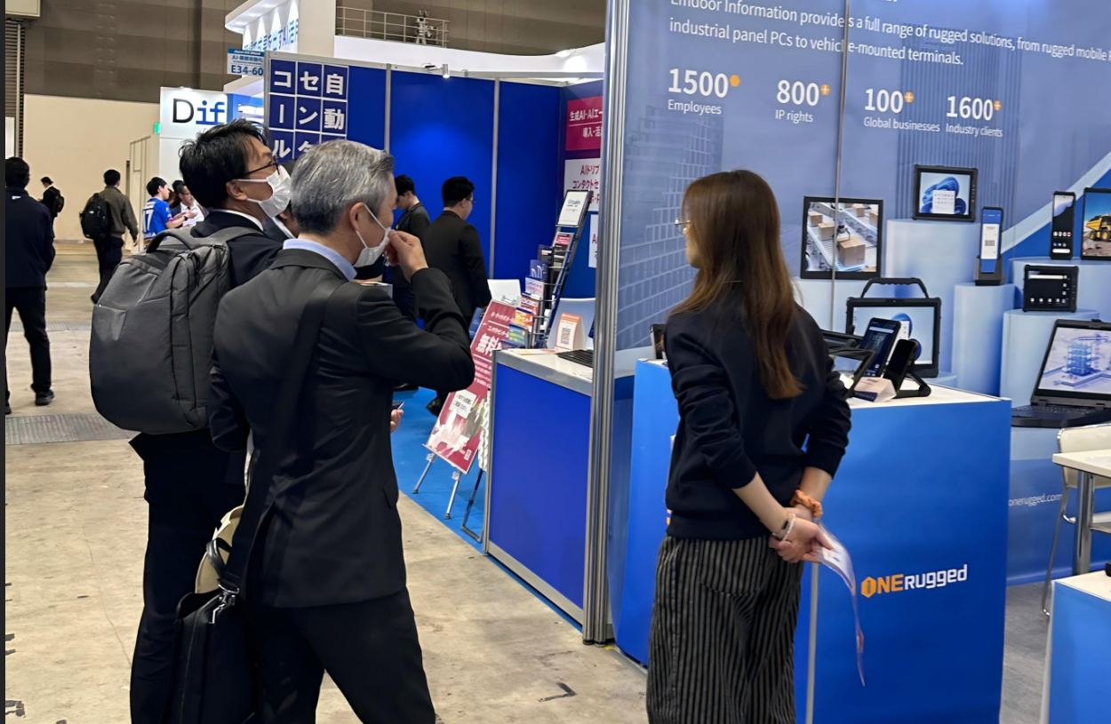 Emdoor hardware engineers demonstrating a tablet with built in barcode scanner for warehouse management to attendees at Japan IT Week. Emdoor hardware engineers demonstrating a tablet with built in barcode scanner for warehouse management to attendees at Japan IT Week.