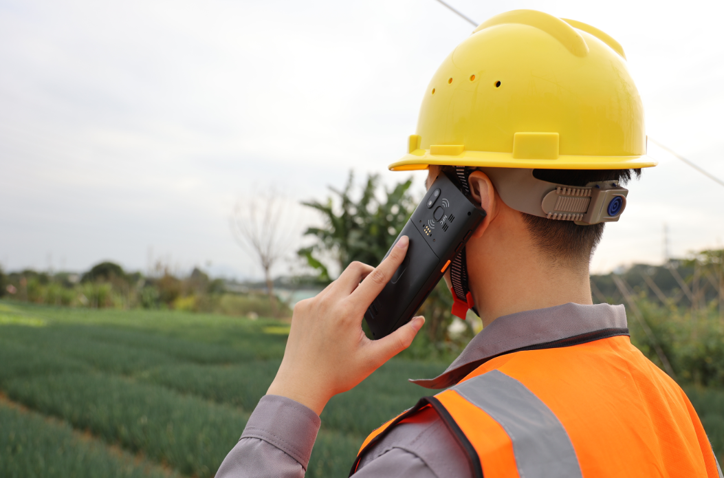. Transitioning to a purpose-built Mano rugosa para el servicio de campo Permite a los operadores empresariales agilizar la gestión de órdenes de trabajo, mejorar la precisión del diagnóstico y mantener la productividad de campo en cualquier condición ambiental.