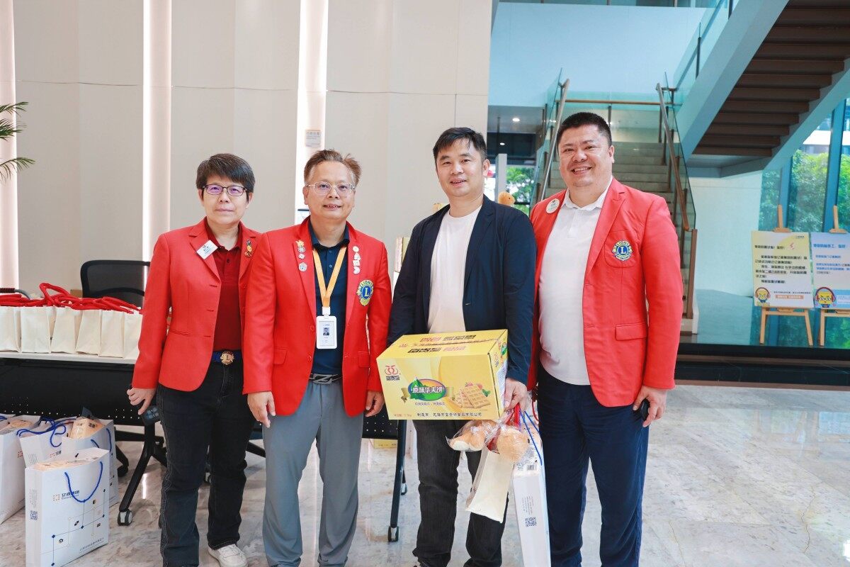 Grupo Emdoor staff and Lions Club volunteers group photo